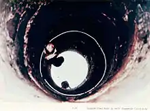 Haeberle photographie un corps jeté dans un puits.