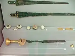 Glaives de bronze incrustés d'or.