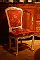 Chaise à entretoise de style Louis XV, réplique d'un modèle d'époque réalisé par les Ateliers Allot Frères.