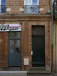 no&nbsp;83 : détail de la porte et de l'imposte.