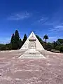 Monument derrière la pyramide