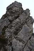 Pans inclinés d'une arête rocheuse.