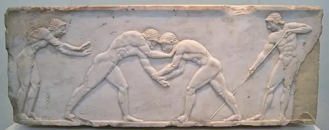 Lutteurs. Reliefs de la base d'une statue funéraire attique, v. 510-500. Marbre du Pentélique, H 32&nbsp;cm. MNArch Athènes