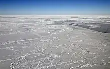 Photographie moderne en couleur d'un paysage de glace avec un ciel bleu.