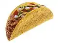 Un taco typique de la cuisine tex-mex, originaire des États-Unis, constitué d'une tortilla rigide garnie avec du cheddar et de la viande hachée.