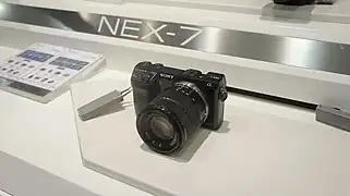 Exposition d'un NEX-7 sur un stand.