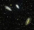 NGC 7590, NGC 7599 et NGC 7582 (en bas à droite), imagées en ultraviolet par le télescope spatial GALEX.
