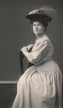 Lucia Chamberlain (en), écrivaine, photographiée par Zaida Ben-Yusuf en 1908.