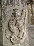 Krishna dansant sur le serpent Kaliya dans un temple de Talakadu (en), au Karnataka.