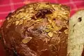 Gros plan sur les amandes effilées à la surface du pain.