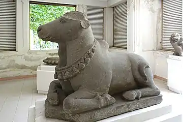 Nandin. Trà Kiệu. Xe siècle. Grès. H. 105 cm; L. 122 cm; P. 64 cm.