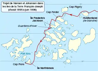 Carte des nombreuses îles éparpillées de la terre François-Joseph. Une ligne partant du coin en haut à droite pénètre l'archipel et se frayent un chemin en direction du sud. Cette ligne représente le trajet du voyage vers le cap Flora. Le lieu de l'hivernage de l'expédition Jackson est présenté sur la carte.