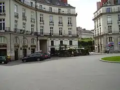 Vue partielle de la place avec la brasserie La Cigale et, au fond, le cours Cambronne.
