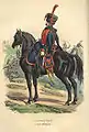 Un soldat à cheval, légèrement de dos, vêtu d'un uniforme bleu et rouge et d'une coiffe en fourrure.