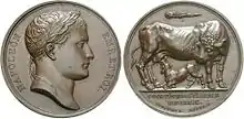 Les deux vues, avers et revers d'une médaille. À gauche le profil de Napoléon, à droite une vache allaitée