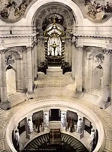 Vue générale de la croisée avec le tombeau de Napoléon placé dans une crypte à ciel ouvert aménagée à partir de 1840 par Visconti.