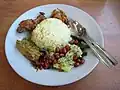 Nasi campur Bali, servi avec de l'ayam betutu et des légumes.