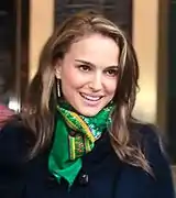 Femme blanche aux longs cheveux châtains et aux yeux marrons.