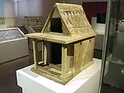 Offrande votive. Maison à porche et abside. Argos, temple d'Héra. Terre cuite peinte. Fin VIIIe&nbsp;siècle.Musée national archéologique d'Athènes