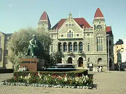 Statue d’Aleksis Kivi devant le Théâtre national de Finlande.
