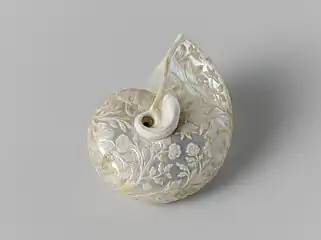 Coquille de Nautile sculptée de décorations florales.