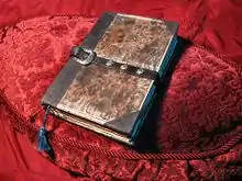 livre à couverture de cuir