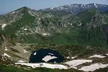 Du Cabanatous (2053 m), vue plongeante sur l'étang d'Alate.