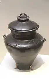 Jarre à boisson fermentée. Terre cuite noire fine et lustrée, H. 22&nbsp;cm. Longshan du Shandong. Musée National de Chine