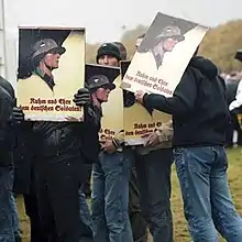 Photographie en couleurs de manifestants néonazis protestant contre l'exposition sur les crimes de la Wehrmacht