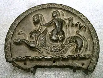 Une Néréide chevauchant un monstre marin Ketos, palette de pierre, Sirkap, IIe siècle av. J.-C.