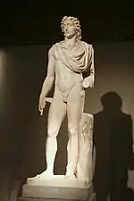 Statue colossale d'Hélios, dieu du soleil. Moyenne Égypte. Mi-IIe&nbsp;siècle de notre ère. H. 274&nbsp;cm.