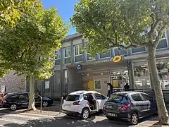 Le bureau de poste.
