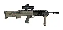 photographie en couleur montrant un fusil d’assaut de profil sur fond blanc