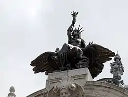 Emblème historique de la New York Life Insurance Company représentant la statue de la Liberté assise sur l'aigle américain