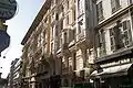 Les immeubles adjacents sont tout aussi beaux