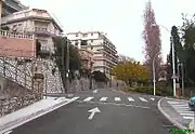 L'avenue des Arènes partie inférieure. Adroite, carrefour pour descendre vers la vallée du Paillon. Quartier de Cimiez, direction N.