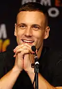 Nick Blood interprète l'agent Lance Hunter&nbsp;(en).