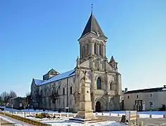 L'église au portail roman et au clocher du XIXe&nbsp;siècle