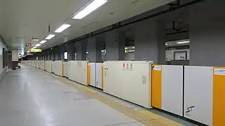 Un quai latéral.