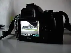 Arrière de l'appareil, l'écran visualisant une photographie qui a été prise