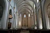 Vue de la nef d'une église.
