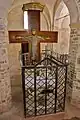 Crucifix roman en bois dans l'église San Paragorio.