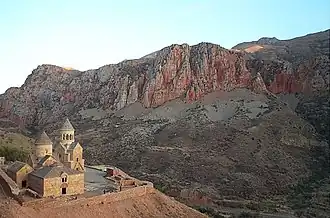 Complexe monastique de Noravank (de gauche à droite : Sourp Grigor, Sourp Karapet et son gavit, Sourp Astvatsatsin).