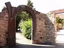 Vestiges d'un arc  de portail.