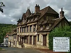 Villa Le Fresne à Lyons-la-Forêt où Ravel acheva la composition du Tombeau de Couperin en 1917 et l'orchestration des Tableaux d'une Exposition de Moussorgski en 1922.