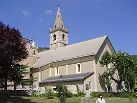 Vue extérieure de la basilique dans le sanctuaire de Notre-Dame du Laus