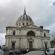 Façade de l'église Notre-Dame-de-Bon-Port donnant sur la place du Sanitat