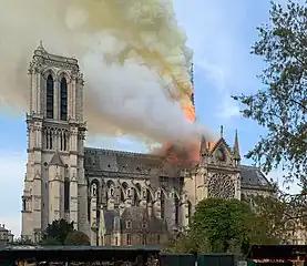 Après trente minutes d'incendie, toiture et flèche sont embrasées à 19&nbsp;h&nbsp;17.