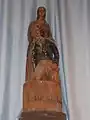 Statue en bois de la sainte Vierge et d'un écarteur blessé.