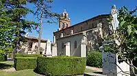 Vue méridionale de l'église paroissiale. À droite, une statue de Notre-Dame de Lourdes